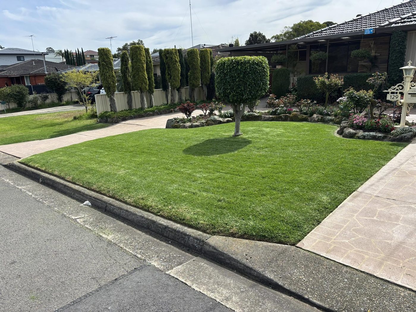Front lawn mowing Penrith